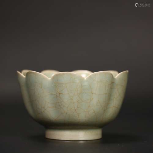 A Longquan Celadon-Glazed Lotus Bow