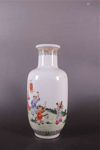 Very Detailed Chinese Famille Rose Vase