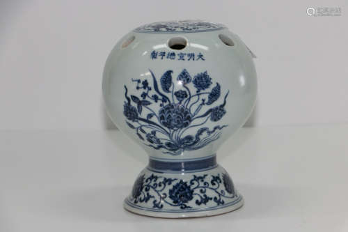 A chinese blue&white hat holder