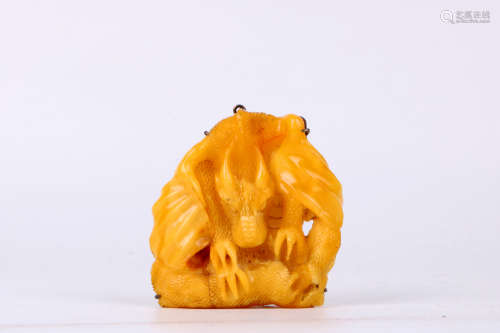 A chinese amber dragon shape pendant