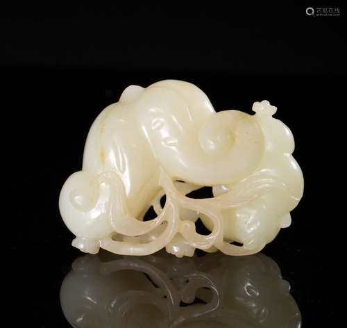 A HETIAN JADE WATER CHESTNUT SHAPED PENDANT