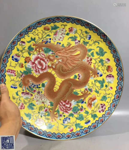 A FAMILLE-ROSE GILT DRAGON PATTERN CHARGER