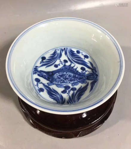 A BLUE AND WHITE FISH PATTERN BOWL