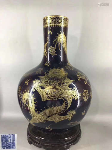 A BLACK-GROUND GILT DRAGON PATTERN TIANQIU VASE