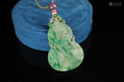 A GOURD SHAPED JADEITE PENDANT