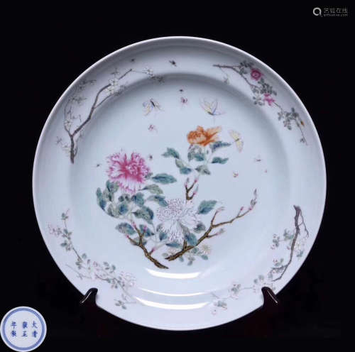 A FAMILLE-ROSE FLORAL PATTERN PLATE WITH MARK