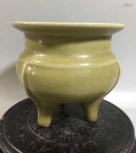 A LONGQUAN CELADON TRIPOD CENSER