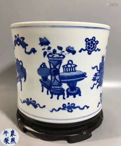 A BLUE&WHITE EIGHT TREASURE PATTERN BRUSH POT