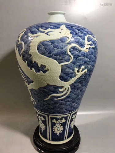 A WHITE DRAGON PATTERN MEI VASE