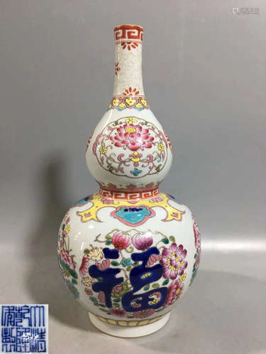 A FAMILLE-ROSE GOURD SHAPED VASE WITH MARK