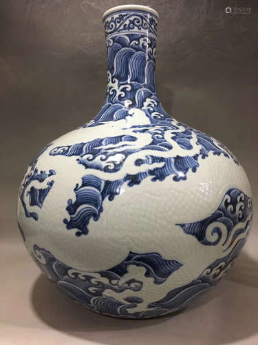 A WHITE DRAGON PATTERN TIANQIU VASE