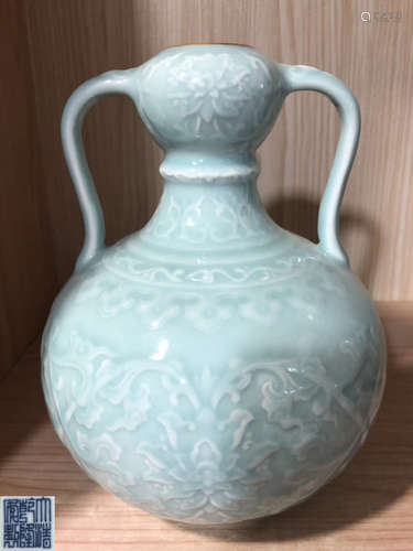 A BLUE GLAZE GARLIC HEAD SHAPED VASE