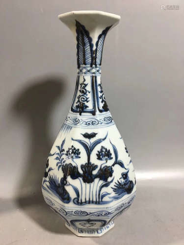 A BLUE AND WHITE PEAR SHAPED VASE