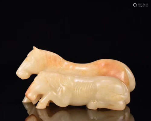 A HETIAN JADE CARVED TWO-HORSE SHAPED PENDANT