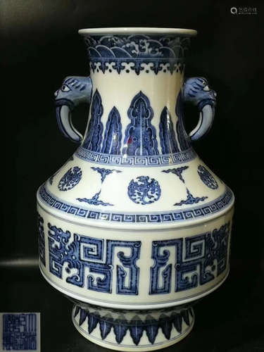 A BLUE AND WHITE DOUBLE EARS VASE WITH MARK