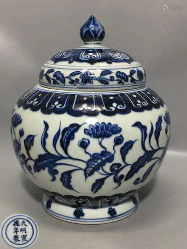 A BLUE AND WHITE FLORAL PATTERN JAR