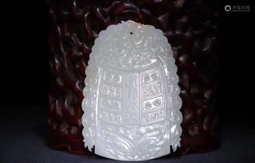 A XINJIANG HETIAN JADE CARVED PENDANT