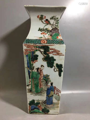 A WUCAI FIGURE PATTERN SQUARE SHAPED VASE