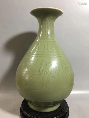 A LONGQUAN CELADON PEAR SHAPED VASE