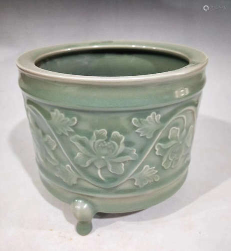 A LONGQUAN CELADON FLOWER PATTERN TRIPOD CENSER