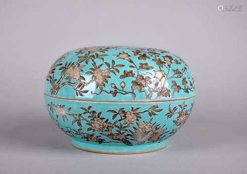 A Turquoise-ground Grisaille Flower Box and Cover, Qing Dynasty