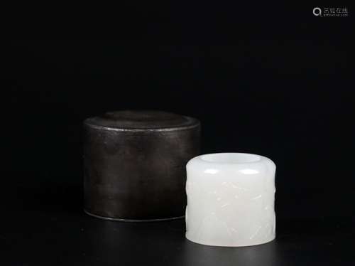 A Jade Thumb Ring with Oringianl Box, Qing Dynasty