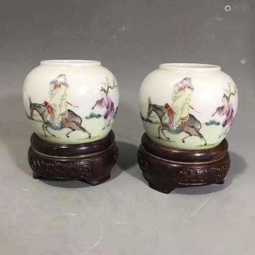 A PAIR OF FIGURE PATTERN FAMILLE ROSE POTS