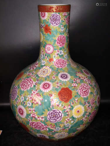 A FLORAL PATTERN FAMILLE ROSE GLOBULAR VASE