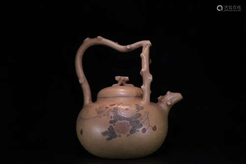 A HANDMADE CARVING LOOP-HANDLED PURPLE CLAY TEAPOT