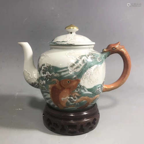 A FISH PATTERN FAMILLE ROSE TEAPOT