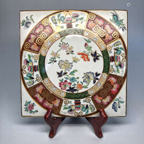 A FLORAL PATTERN FAMILLE ROSE PORCELAIN PLATE