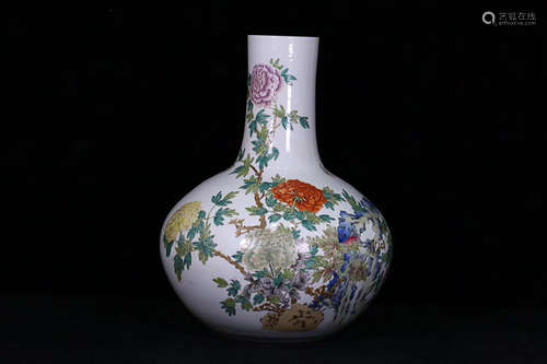 A FAMILLE ROSE FLOWER PATTERN VASE