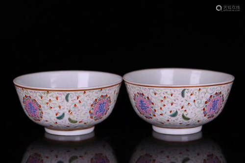 A PAIR OF FAMILLE ROSE BOWLS