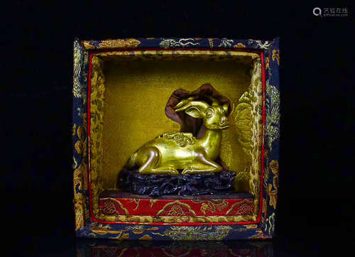 17-19TH CENTURY, A GILT BRONZE DEER DESIGN ORNAMENT, QING DYNASTY