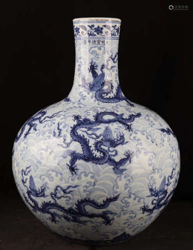 A BLUE&WHITE DRAGON PATTERN GLOBULAR VASE