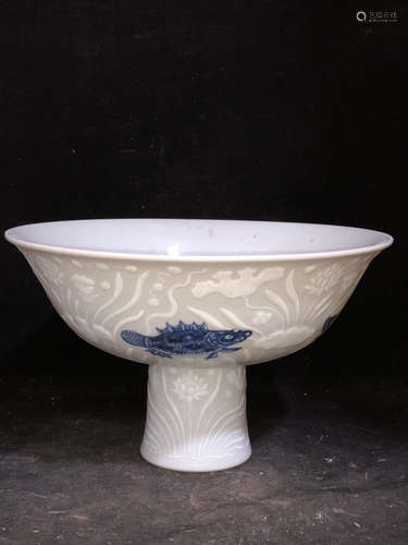 A BLUE&WHITE FISH PATTERN HIGH-HEEL BOWL