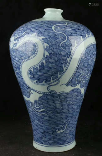 A BLUE&WHITE DRAGON PATTERN PLUM VASE