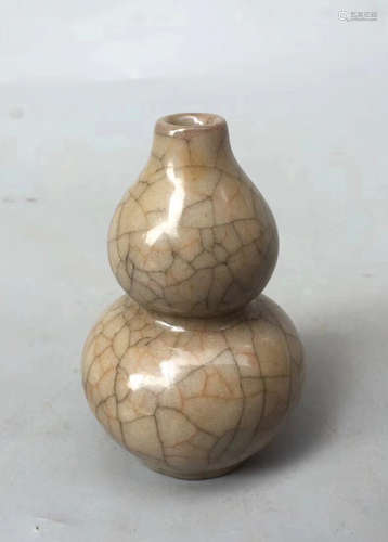 A GE KILN GOURD DESIGN VASE