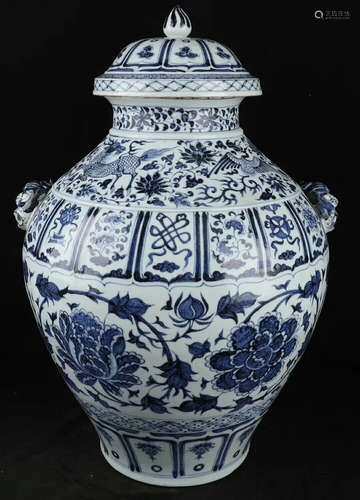 A BLUE&WHITE PEONY PATTERN DOUBLE-EAR COVERED JAR