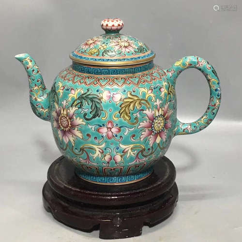 A FLORAL PATTERN FAMILLE ROSE TEAPOT