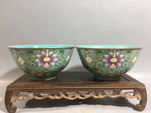 A PAIR OF FLORAL PATTERN FAMILLE ROSE BOWLS