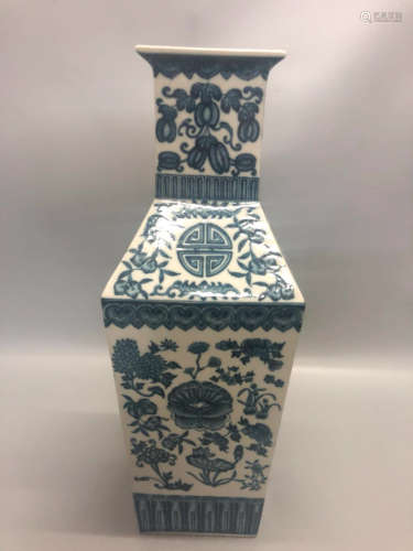 17-19TH CENTURY, A BLUE&WHITE FLORAL PATTERN SQUARE VASE, QING DYNASTY