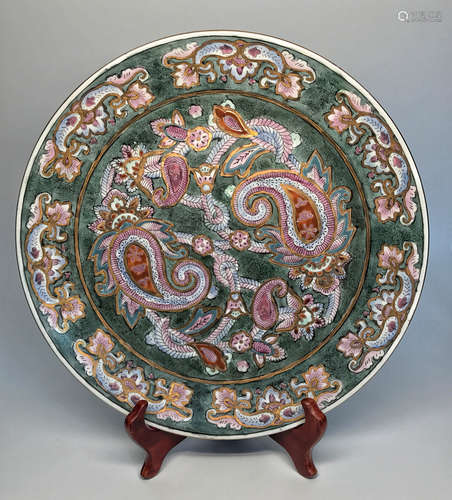 A FLORAL PATTERN GREEN GLAZED PLATE