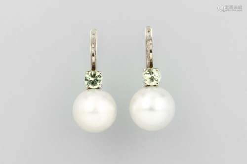 Pair of 18 kt gold earrings with cultured pearls and peridots
