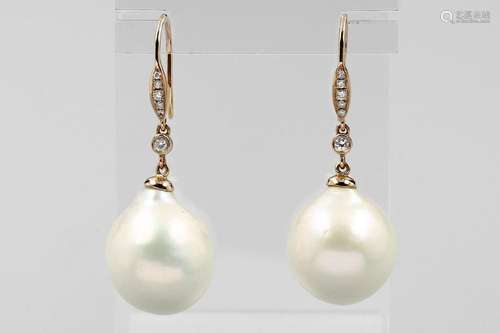 Pair of 18 kt gold earrings with brilliants and cultured fresh water pearls