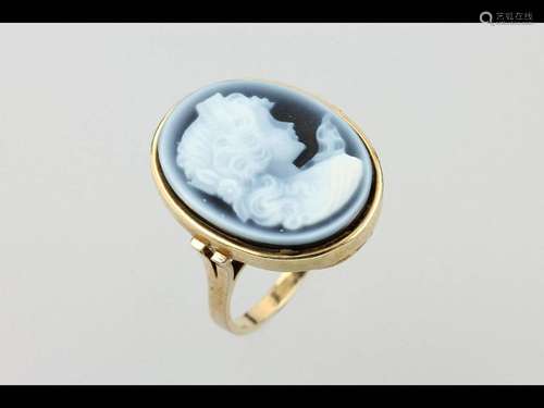 14 kt gold ring with agate cameo