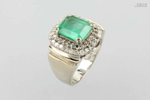 18 kt gold ring with emerald and diamonds