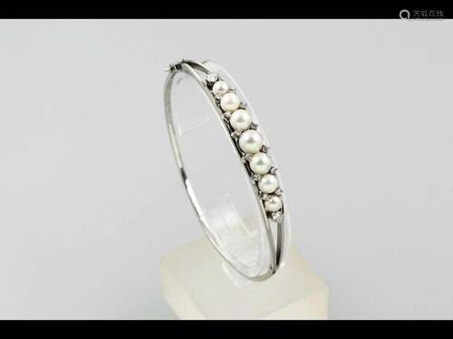 14 kt gold bangle with cultured akoya pearls and diamonds