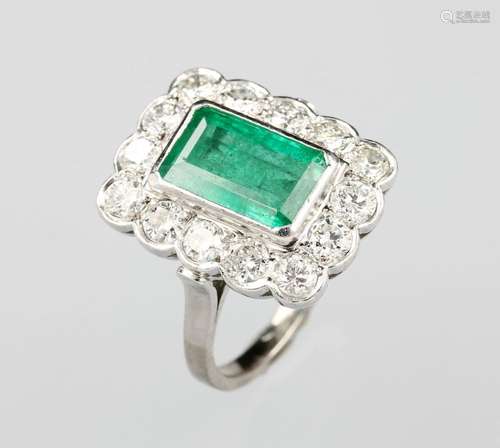 18 kt gold ring with emerald and diamonds