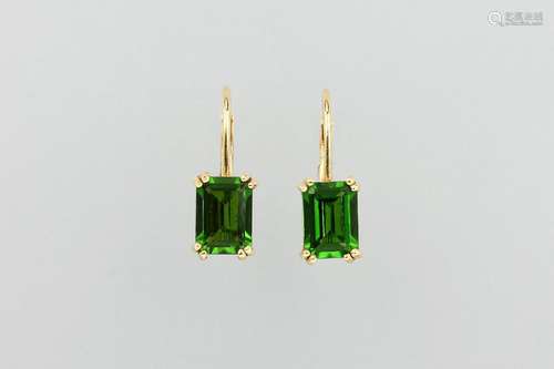 Pair of 18 kt gold earrings with tsavorites